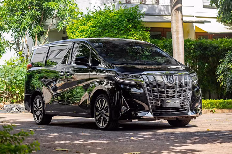 Ra đời từ năm 2002 tại Nhật Bản, MPV hạng sang Toyota Alphard khẳng định sự thành đạt và đẳng cấp khi luôn là lựa chọn hàng đầu trong dòng xe đa dụng. Phiên bản nâng cấp của mẫu xe cỡ lớn với biệt danh "chuyên cơ mặt đất" đình đám này, mới đây đã bất ngờ xuất hiện trên sàn xe cũ Hà Nội với phiên bản cao cấp nhất Executive Lounge.