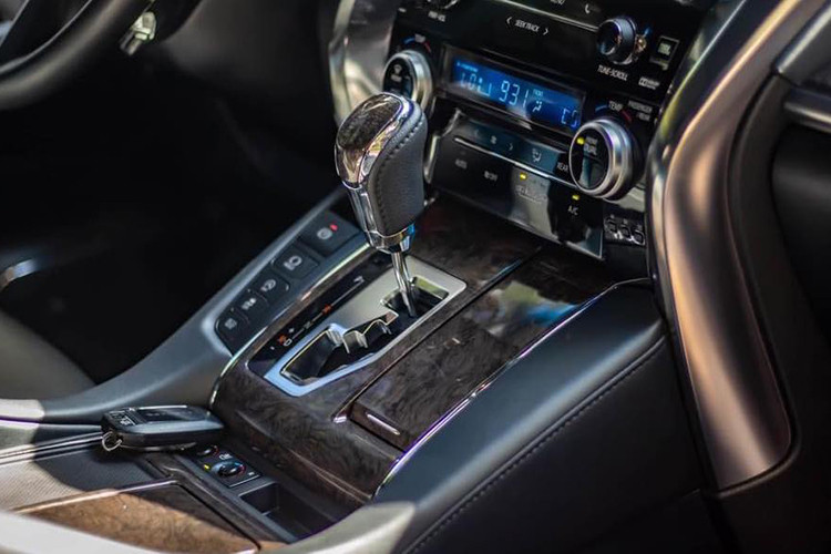 Nâng cấp đáng chú nhất là động cơ. Xe vẫn sử dụng động cơ V6 3.5L, nhưng cho mức công suất và mô-men xoắn cao hơn, ở mức tương ứng là 296 mã lực tại 6.600 vòng/phút và 361 Nm tại 4.600-4.700 vòng/phút. Hộp số tự động 6 cấp được nâng lên loại tự động 8 cấp. Hệ dẫn động cầu trước. Alphard tiêu hao 9,3 lít xăng cho quãng đường 100 km hỗn hợp.