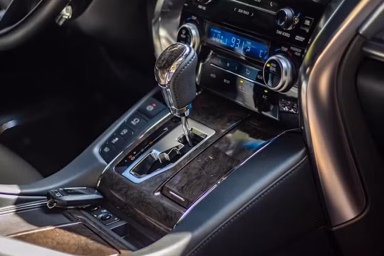 Nâng cấp đáng chú nhất là động cơ. Xe vẫn sử dụng động cơ V6 3.5L, nhưng cho mức công suất và mô-men xoắn cao hơn, ở mức tương ứng là 296 mã lực tại 6.600 vòng/phút và 361 Nm tại 4.600-4.700 vòng/phút. Hộp số tự động 6 cấp được nâng lên loại tự động 8 cấp. Hệ dẫn động cầu trước. Alphard tiêu hao 9,3 lít xăng cho quãng đường 100 km hỗn hợp.