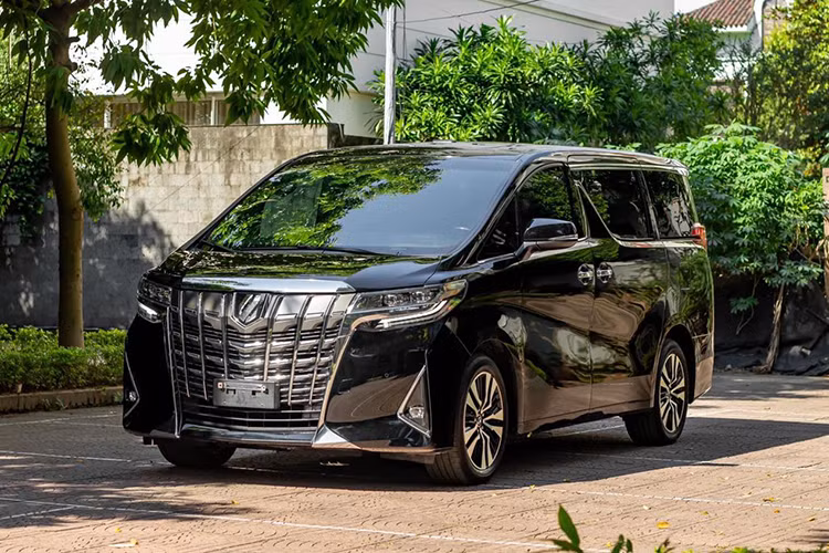 Về ngoại hình, là mẫu MPV cỡ lớn của Toyota nên Alphard khiến nhiều người hiểu lầm đây không phải là một chiếc xe 7 chỗ, vì nó có kích thước gần như tương đồng với chiếc Hiace 16 chỗ chở khách hạng trung. Đầu xe là mặt ca lăng dạng lớn, với cụm đèn pha lớn bao quát gần như hết đầu xe. Cụm đèn pha sử dụng đèn led hiện đại cho ánh sáng tối ưu.