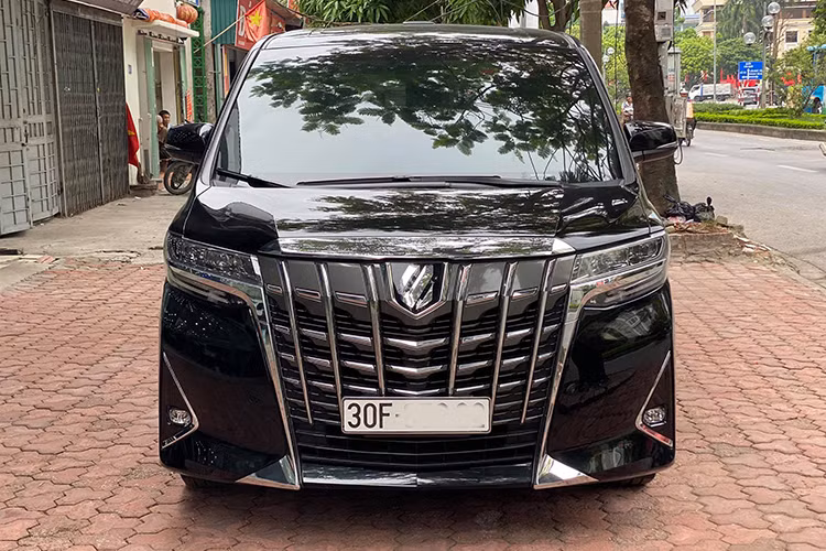 Giá xe Toyota Alphard 2019 trong bài viết này đang được chủ nhân tại Hà Nội chào bán với mức khoảng 3,5 tỷ đồng, rẻ hơn so với mua mới hơn nửa tỷ đồng. Đây được xem là lựa chon khá phù hợp cho những người đam mê dòng MPV hạng sang 7 chỗ cỡ lớn tại thị trường Việt Nam.