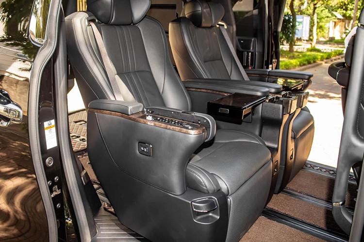 Tất cả ghế ngồi của xe đều được bọc da. Ghế lái chỉnh điện 6 hướng, ghế phụ chỉnh điện 4 hướng. Ghế ngồi có chức năng nhớ 3 vị trí, thông gió và sưởi. Hàng ghế thứ 2 chỉnh điện 4 hướng và có đệm đỡ chân chỉnh điện. Alphard 2019 nâng cấp cũng được ốp gỗ nhiều vị trí bên trong nội thất, như bảng táp-lô, vô-lăng hay táp-pi cửa.