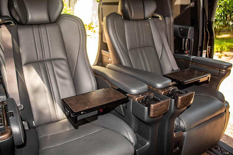 Về công nghệ an toàn và hỗ trợ lái, Toyota Alphard 2019 trang bị chống bó cứng phanh ABS, cân bằng điện tử, hỗ trợ khởi hành lên dốc, hỗ trợ chuyển làn, cảnh báo điểm mù, cảnh báo phương tiện cắt ngang phía sau, camera lùi, cảm biến hỗ trợ đỗ xe 5 góc và hệ thống 7 túi khí.