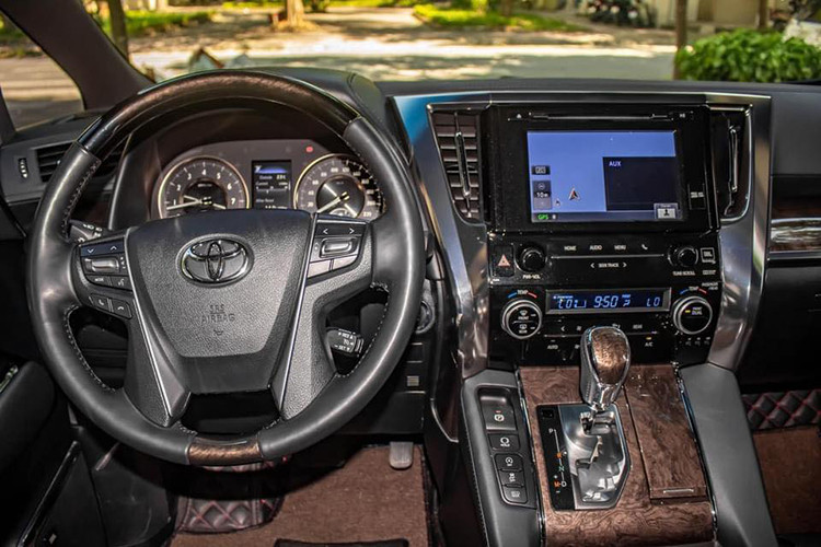 Thay đổi bên trong nội thất của Toyota Alphard 2019 bản nâng cấp lần này không đáng kể. Điểm mới là gương chiếu hậu trung tâm có chế độ hiển thị hình ảnh từ camera phía sau, giúp việc quan sát dễ dàng hơn.