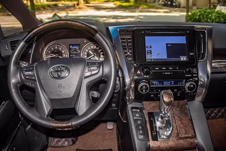 Thay đổi bên trong nội thất của Toyota Alphard 2019 bản nâng cấp lần này không đáng kể. Điểm mới là gương chiếu hậu trung tâm có chế độ hiển thị hình ảnh từ camera phía sau, giúp việc quan sát dễ dàng hơn.