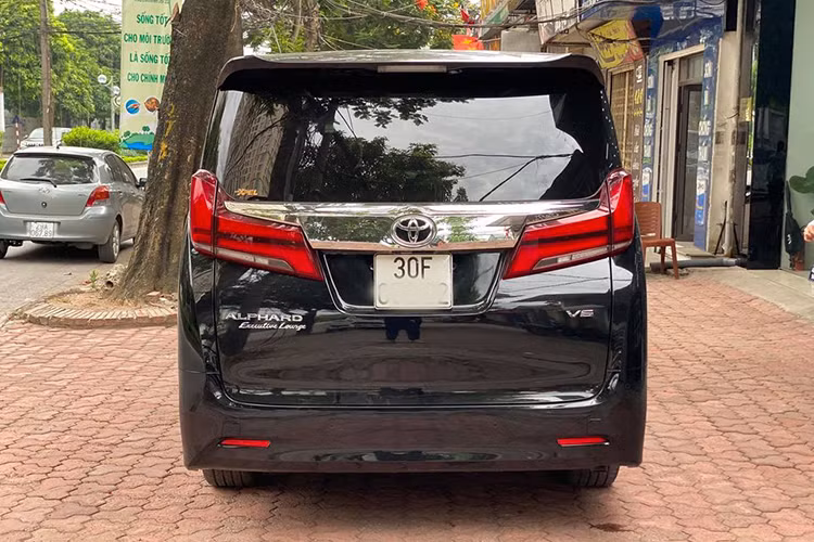 Mức giá bán lẻ mà Toyota Việt Nam đề xuất cho mẫu xe MPV hạng sang Alphard kể từ năm 2018 đến nay là 4,038 tỷ đồng - tăng 505 triệu so với phiên bản cũ từ 2017 đổ lại.