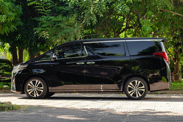 Chiếc Toyota Alphard Executive Lounge trong bài viết này thuộc phiên bản 2019, mới lăn bánh khoảng hơn 8000km và còn khá đẹp mắt. Xe sở hữu kích thước tổng thể dài x rộng x cao lần lượt là 4.945 x 1.850 x 1.890 mm, dài và cao hơn một chút so với đời cũ. Chiều dài cơ sở ở mức 3.000 mm, khoảng sáng gầm 165 mm và khối lượng không tải 2.180-2.185 kg. 