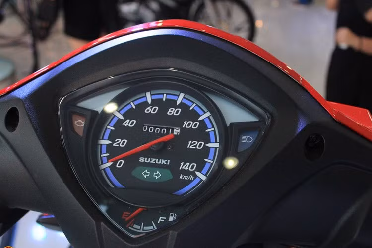 Đồng hồ công tơ mét được thiết kế đơn giản đầy đủ thông tin cần thiết như; tốc độ dạng analog, nhiên liệu, số km, đèn báo... 