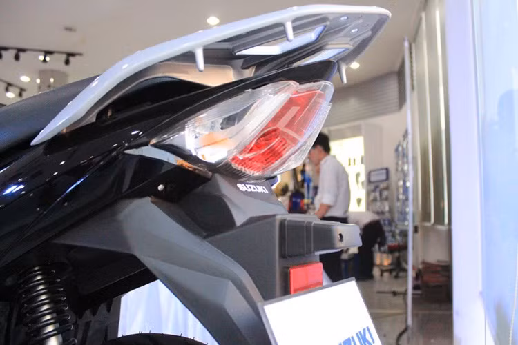 Cụm đèn hậu của xe được thiết kế khá giống với nhiều mẫu xe số của Suzuki, nó kết hợp đèn báo và xi nhan vào một cụm được vuốt nhọn. Nằm trên chắn bùn sau là pad biển số và một đèn nhỏ soi biển số khi trời tối.