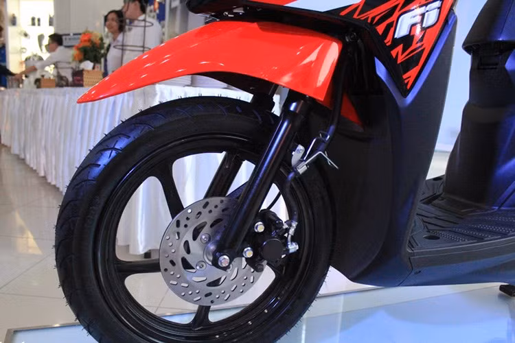 Hệ thống treo trước dạng ống lồng được sơn màu đen, hệ thống giảm treo sau dạng lò xo trụ đơn. Trang bị an toàn của xe với bánh trước sử dụng phanh đĩa đơn và phanh tang trống bánh sau.