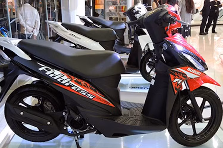  Address được Suzuki Việt Nam cung cấp ba lựa chọn màu sắc, bao gồm đỏ, đen và trắng. Là mẫu xe tay ga có dáng vóc nhỏ gọn cùng những đường nét thiết kế đậm chất thể thao dành cho giới trẻ, tên của xe được kết hợp từ hai từ tiếng Anh là "Add" và "Dress", có nghĩa là tủ quần áo hoặc đồ đạc. 