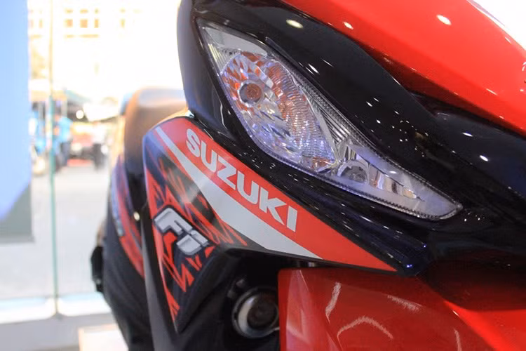  Cụm đèn pha phía trước chiếu sáng sử dụng bóng halogen, mặt nạ thuôn gọn thiết kế khí động học. Cụm xi-nhan hai bên khá lớn, được thiết kế thuôn dài dạng mắt đại bàng. Hai bên cánh yếm là logo Suzuki Fi. 