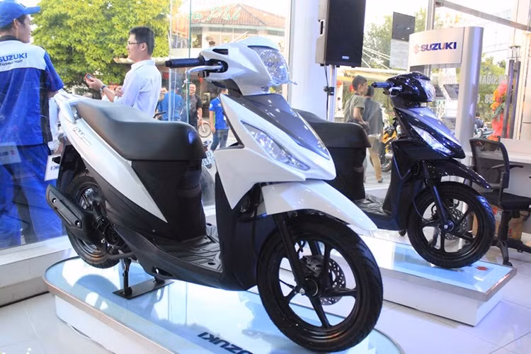 Những chiếc xe tay ga Suzuki Address đầu tiên đã có mặt tại Việt Nam. Đây là bản tay ga hạng trung, được nhập khẩu linh kiện và lắp ráp tại Việt Nam. Được biết, đối thủ của mẫu xe này là Honda Vision và Yamaha Luvias.