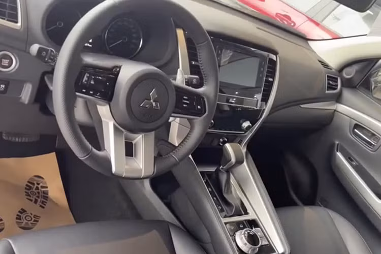 Thay đổi duy nhất ở phía trong khoang cabin của xe là vô lăng đa chấu mới có thiết kế hiện đại hơn. Trong khi đó, những chi tiết nội thất khác của xe vẫn gần như giống hệt phiên bản cũ. Màn hình giải trí trung tâm vẫn chỉ là 7 inch giống trên Pajero Sport từ năm 2019 đến nay.