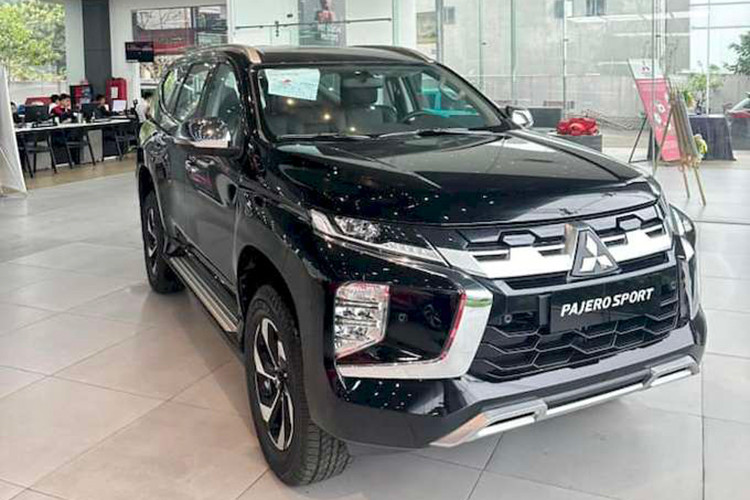 Những chiếc Mitsubishi Pajero Sport bản xăng này thuộc phiên bản facelift chưa ra mắt chính thức tại Việt Nam. Tuy nhiên, với giá xe Mitsubishi Pajero Sport 2023 rao bán tới 1,18 tỷ đồng, nó bị nhiều người dùng chê là khá cao bởi đây vẫn là thế hệ cũ.