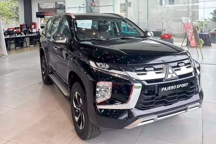 Những chiếc Mitsubishi Pajero Sport bản xăng này thuộc phiên bản facelift chưa ra mắt chính thức tại Việt Nam. Tuy nhiên, với giá xe Mitsubishi Pajero Sport 2023 rao bán tới 1,18 tỷ đồng, nó bị nhiều người dùng chê là khá cao bởi đây vẫn là thế hệ cũ.