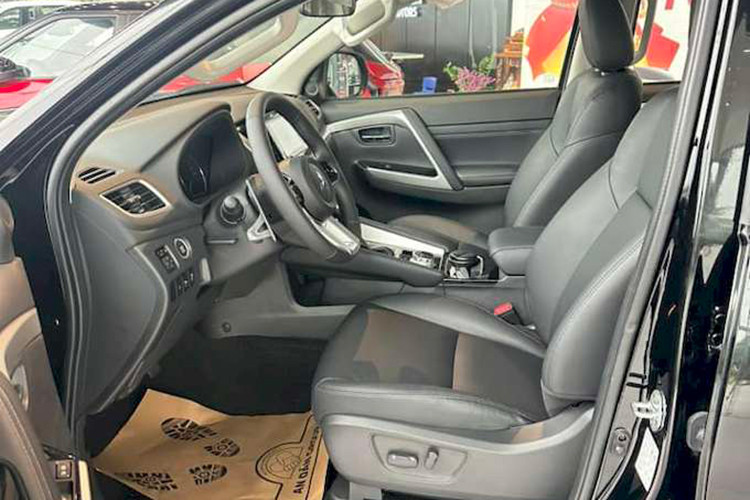 Hệ thống ghế ngồi bọc da tổng hợp, ghế lái chỉnh điện 8 hướng, trong khi ghế phụ chỉnh cơ. Xe được trang bị hệ thống âm thanh kết nối bluetooth, radio, FM đi kèm 6 loa. Những chiếc Mitsubishi Pajero Sport bản xăng vẫn được trang bị hệ thống điều hòa 2 vùng độc lập.