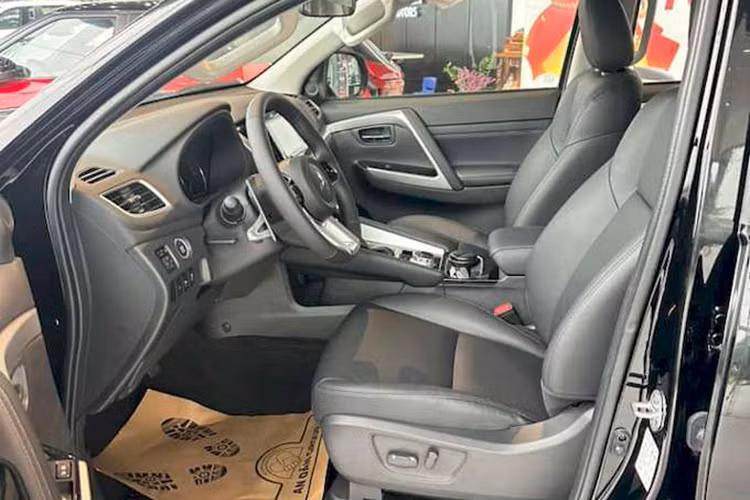 Hệ thống ghế ngồi bọc da tổng hợp, ghế lái chỉnh điện 8 hướng, trong khi ghế phụ chỉnh cơ. Xe được trang bị hệ thống âm thanh kết nối bluetooth, radio, FM đi kèm 6 loa. Những chiếc Mitsubishi Pajero Sport bản xăng vẫn được trang bị hệ thống điều hòa 2 vùng độc lập.