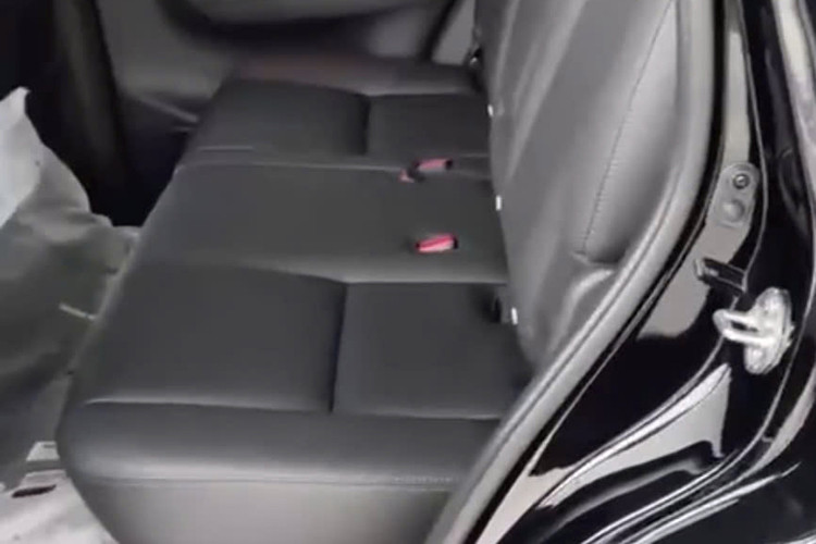 Tuy nhiên, những chiếc Mitsubishi Pajero Sport bản xăng này đã bị lược bỏ nhiều trang bị an toàn như camera 360 độ, hệ thống ADAS và chỉ có 2 túi khí.