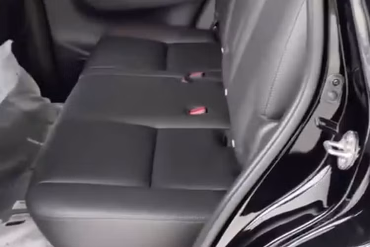 Tuy nhiên, những chiếc Mitsubishi Pajero Sport bản xăng này đã bị lược bỏ nhiều trang bị an toàn như camera 360 độ, hệ thống ADAS và chỉ có 2 túi khí.