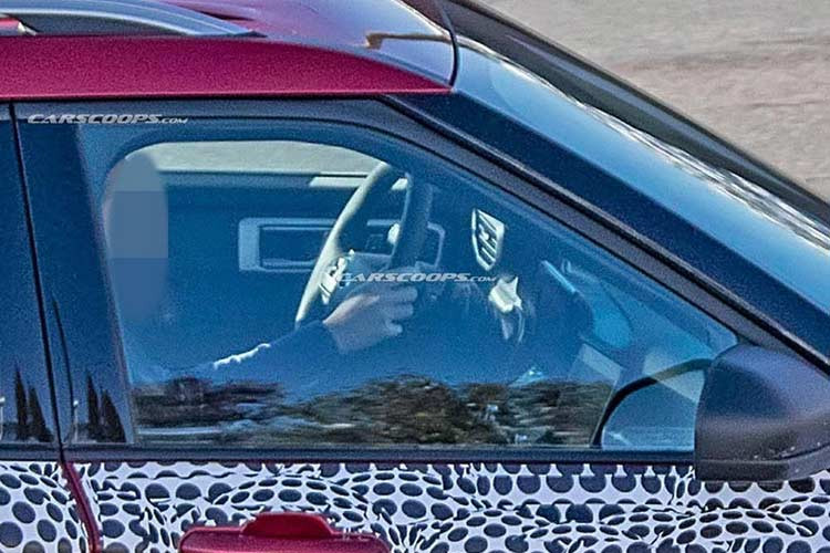 Thêm vào đó là những chi tiết mới như khu vực xung quanh tay nắm cửa và màn hình cảm ứng cỡ lớn theo phong cách máy tính bảng mở rộng đến cụm điều khiển trung tâm. Đặc biệt, Ford Explorer 2020 còn được trang bị hệ thống thông tin giải trí SYNC và các tính năng an toàn mới có tên Co-Pilot 360 đã từng ra mắt trên Edge 2019.