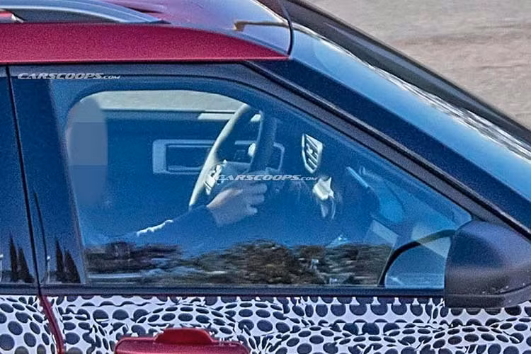 Thêm vào đó là những chi tiết mới như khu vực xung quanh tay nắm cửa và màn hình cảm ứng cỡ lớn theo phong cách máy tính bảng mở rộng đến cụm điều khiển trung tâm. Đặc biệt, Ford Explorer 2020 còn được trang bị hệ thống thông tin giải trí SYNC và các tính năng an toàn mới có tên Co-Pilot 360 đã từng ra mắt trên Edge 2019.