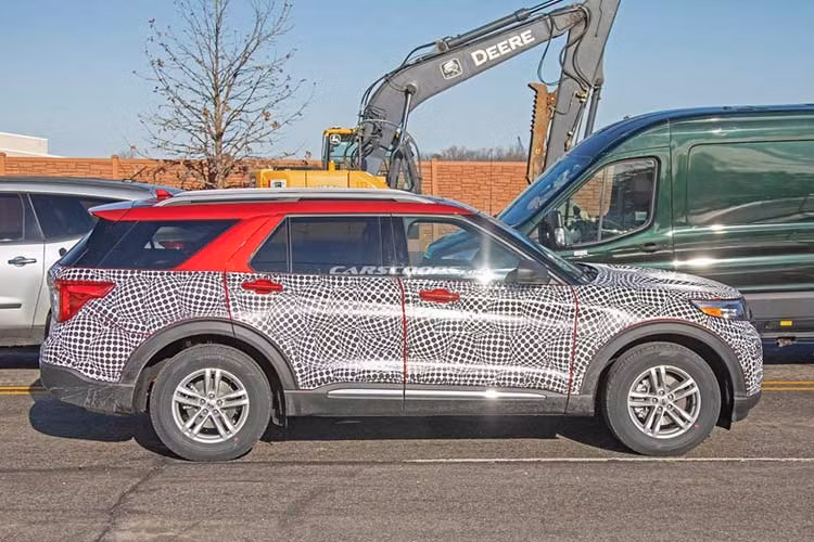 Qua hình ảnh chụp trên đường thử, có thể thấy chiếc Ford Explorer 2020 sở hữu kiểu dáng tổng thể bên ngoài quen thuộc. Do đó, nhiều người có thể tưởng rằng chiếc Ford Explorer 2020 này chỉ là phiên bản nâng cấp. Tuy nhiên, thiết kế phần đầu xe bị lộ ra lại cho thấy chiếc Ford Explorer 2020 này thuộc thế hệ mới.
