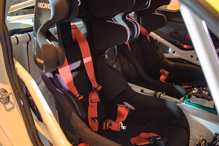 Các thiết kế bên trong xe đơn giản nhưng thực dụng của hộp số tự động 6 cấp ly hợp kép PDK. Ngoài ra, có thể dễ dàng nhận thấy khung giằng gia cố chịu lực xoắn vặn và chống lật cũng được trang bị cho mẫu xe này. Ghế lái thể thao với dây đai 3 điểm là một điều không thể thiếu trên mẫu xe đua như Porsche Cayman GT4 ClubSport.