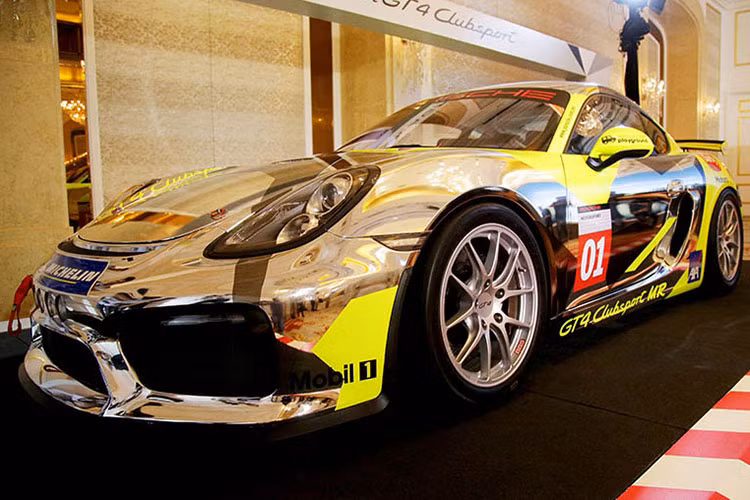 Hiện nay siêu xe đua Cayman GT4 ClubSport đang được thương hiệu siêu xe Porsche trưng bày tại Việt Nam để những người đam mê tốc độ có thể thoái mái chiêm ngưỡng và cảm nhận. Bên cạnh đó, hãng siêu xe Đức này cũng kỷ niệm 10 năm có mặt tại thị trường Việt Nam.
