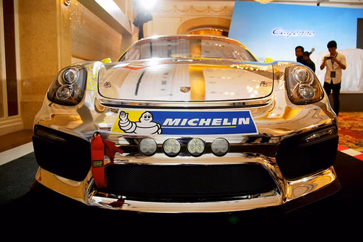 Điểm nổi bật của mẫu siêu xe đua thể thao này của thương hiệu Porsche chính là khối trọng lượng nhẹ theo cấu trúc vật liệu lai nhôm-thép dựa trên nền tảng của mẫu Caymen GT4. Phía sau là đuôi gió cỡ lớn giúp tăng khả năng bám đường khi xe chạy ở tốc độ cao mà không bị lật hay mất lái.