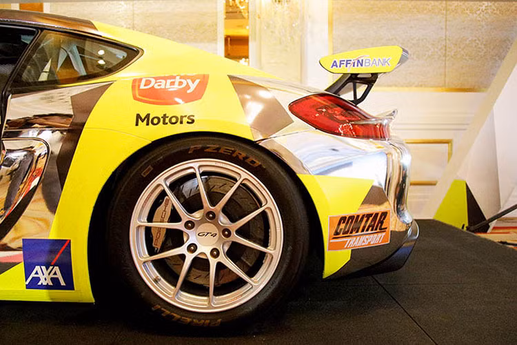 Ngoài ra, mẫu xe đua thể thao "hàng khủng" này cũng được trang bị bộ vành 5 chấu kép cùng hệ thống phanh trước là phanh thủy lực hai mạch dành riêng cho môn đua xe thể thao, tản nhiệt bên trong, đĩa phanh bằng thép, đường kính 380 mm, gá kẹp phanh đơn khối cố định 6 pít-tông.