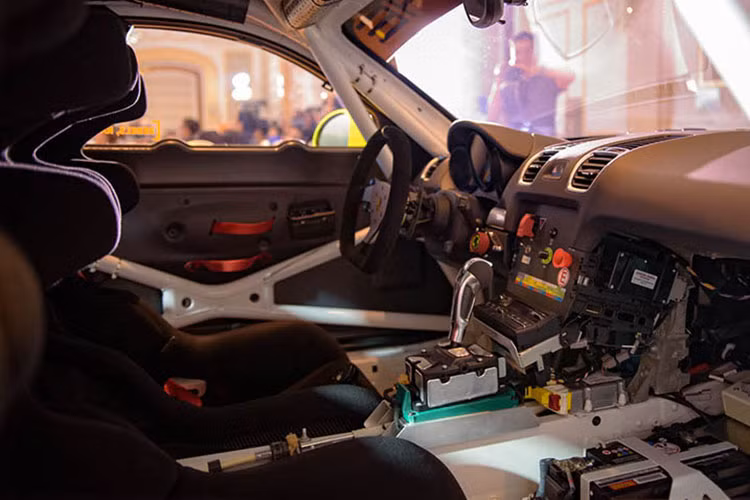 Là một mẫu siêu xe đua thuần khiết nên không gian nội thất bên trong Porsche Cayman GT4 ClubSport đã được hãng siêu xe Đức tối giản hoàn toàn và tăng cường các tính năng an toàn, ổn định hỗ trợ cho việc điều khiển xe ở tốc độ cao. Điển hình nhất như vô-lăng ba chấu thể thao. 