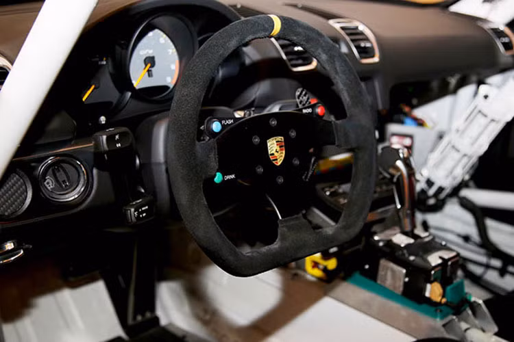 Trong khi đó, phía sau của Porsche Cayman GT4 ClubSport là hệ thống phanh thủy lực hai mạch dành riêng cho môn đua xe thể thao, tản nhiệt bên trong, đĩa phanh bằng thép, đường kính 380 mm, gá kẹp phanh đơn khối cố định 4 pít-tông. Mẫu xe này được trang bị hệ thống chống bó cứng phanh ABS của Bosch với 12 mức điều chỉnh.