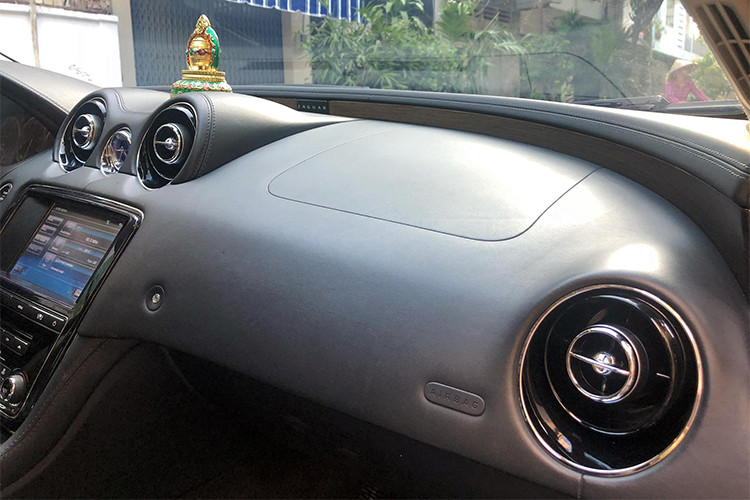 Xe được trang bị khối động cơ V8 tăng áp, dung tích 5 lít, là tuỳ chọn cao cấp nhất, cho công suất 510 mã lực, kết hợp hộp số tự động 6 cấp. Ngoài ra, mẫu xe này còn có loại động cơ 3 lít và 2 lít. Trang bị an toàn tiêu chuẩn có chống bó cứng phanh, cân bằng điện tử, kiểm soát độ bám đường, chống trượt và 12 túi khí.