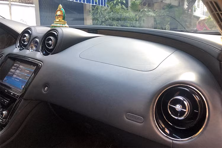 Xe được trang bị khối động cơ V8 tăng áp, dung tích 5 lít, là tuỳ chọn cao cấp nhất, cho công suất 510 mã lực, kết hợp hộp số tự động 6 cấp. Ngoài ra, mẫu xe này còn có loại động cơ 3 lít và 2 lít. Trang bị an toàn tiêu chuẩn có chống bó cứng phanh, cân bằng điện tử, kiểm soát độ bám đường, chống trượt và 12 túi khí.