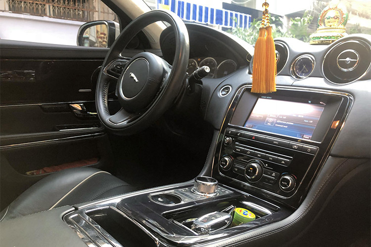 Như những chiếc xe sang cùng tầm, nội thất Jaguar XJL sử dụng vật liệu da và ốp gỗ chủ yếu. Vô-lăng và màn hình đa thông tin trung tâm phía trước có thiết kế đơn giản, bởi chiếc xe sinh ra để phục vụ ông chủ ngồi sau. Màn hình điện tử hiển thị tốc độ thay vì đồng hồ cơ.