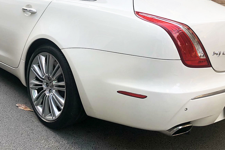 Mâm xe là loại 10 chấu đơn kích thước 20 inch đi kèm lốp Pireli cỡ 275/35R20. Gương chiếu hậu chỉnh điện tích hợp dải đèn LED báo rẽ.