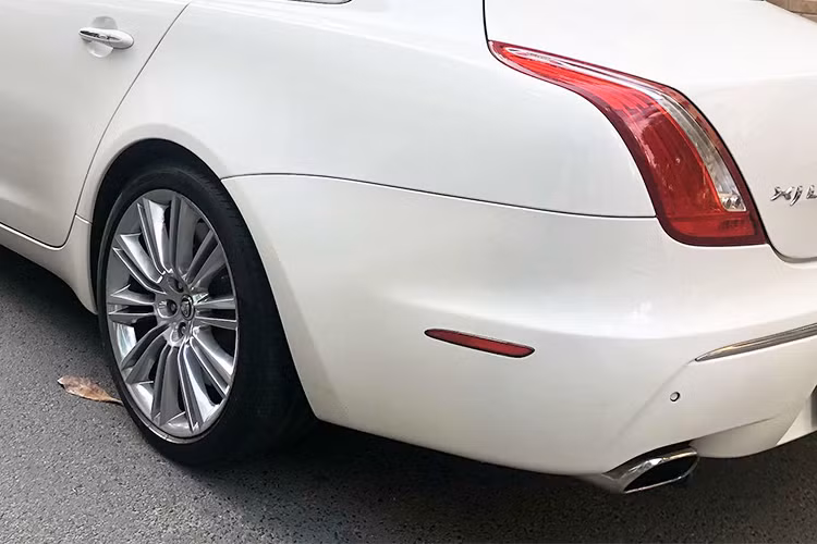 Mâm xe là loại 10 chấu đơn kích thước 20 inch đi kèm lốp Pireli cỡ 275/35R20. Gương chiếu hậu chỉnh điện tích hợp dải đèn LED báo rẽ.