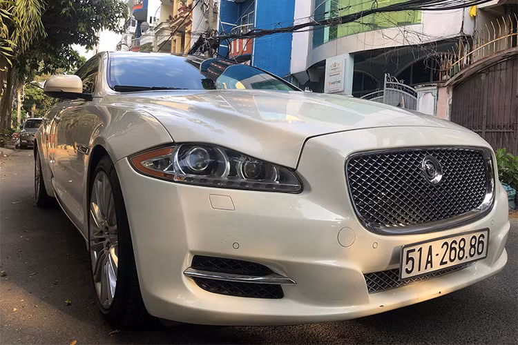 Tại thị trường Việt Nam, mẫu xe sang Jaguar XJ nằm cùng phân khúc với những mẫu sedan hạng sang khác như Mercedes-Benz S-Class, BMW 7-Series, Audi A8 hay Lexus LS. Ngoài phiên bản trục cơ sở tiêu chuẩn, xe còn được bán thêm phiên bản trục cơ sở kéo dài với tên gọi XJL.