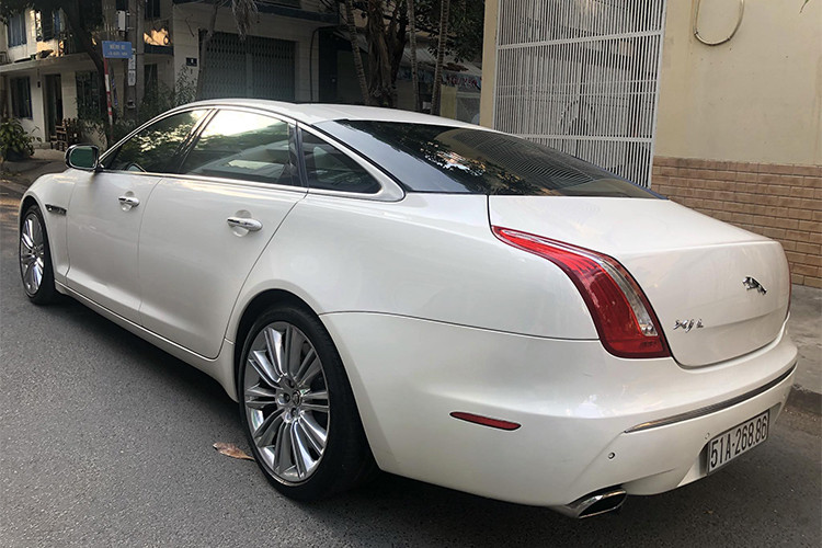 Jaguar XJL sở hữu kích thước tổng thể dài x rộng x cao lần lượt là 5.255 x 1.989 x 1.460mm, chiều dài trục cở sở ở mức 3.157mm. Cụm lưới tản nhiệt làm từ kim loại mạ chrome đặc trưng trên những mẫu xe Jaguar, đèn pha sử dụng bóng xenon kết hợp đèn định vị LED.