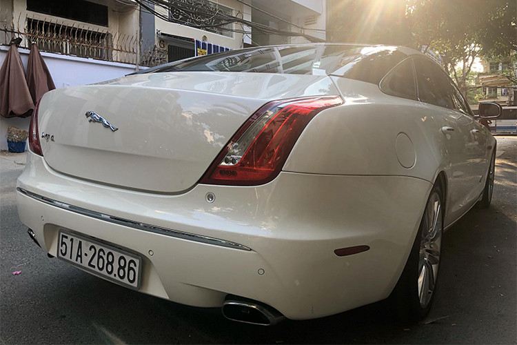 Kích thước của mẫu sedan hạng sang Jaguar này cũng chênh lệch không nhiều so với các đối thủ cùng phân khúc. Đuôi xe có thiết kế bo tròn đầy cuốn hút. Cụm đèn hậu dạng LED, logo báo đốm gắn chính giữa, hệ thống ống xả đơn có chụp làm từ kim loại mạ chrome sáng.