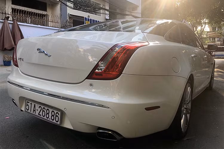 Kích thước của mẫu sedan hạng sang Jaguar này cũng chênh lệch không nhiều so với các đối thủ cùng phân khúc. Đuôi xe có thiết kế bo tròn đầy cuốn hút. Cụm đèn hậu dạng LED, logo báo đốm gắn chính giữa, hệ thống ống xả đơn có chụp làm từ kim loại mạ chrome sáng.