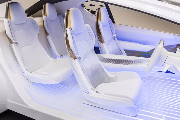 Phần còn lại của chiếc xe là ghế nệm trắng muốt có kiểu dáng đẹp và cửa cắt chéo như Lamborghini. Thiết kế quay mặt lại với nhau giúp những người đi cùng trên xe thoải mái trò chuyện với nhau. Chiếc xe trông thể thao nhờ vệt kính đen và mang hơi hướng của chiếc hybrid Prius.