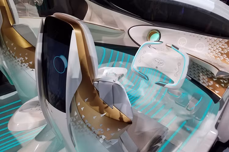 Tài xế lúc này chỉ đóng vai trò phụ và cũng giống những hành khách khác đi cùng. AI (trí thông minh nhân tạo) sẽ theo dõi sự chú ý của người lái và giúp đỡ nếu như họ bị phân tâm trên bất cứ cung đường nào mà chiếc xe lăn bánh.