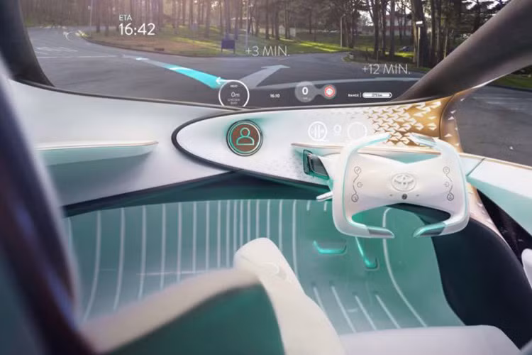 AI được gọi là "Yui" và hoạt động ở trung tâm của bảng điều khiển. Bạn có thể tương tác với một avatar hoạt hình đơn giản dạng 2D. Giao diện cũng bay vòng quanh chiếc xe, xuất hiện trên các màn hình khác nhau. Ngoài avatar đại diện cho tài xế robot, các vòng tròn xung quanh hiển thị “linh hồn” của nó.