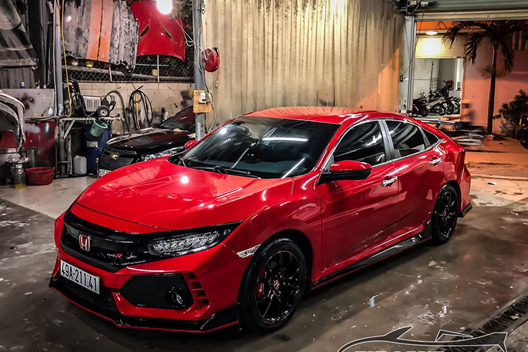 Mẫu xe Honda Civic Turbo đang xuất hiện ngày càng nhiều tại thị trường Việt Nam, đa số chủ nhân là những khách hàng trẻ vốn ưa thích kiểu dáng ấn tượng của mẫu xe này. Tuy nhiên phiên bản tại Việt Nam chưa phải là bản thể thao nhất, đó chính là lý do mà nhiều chủ xe nâng cấp ngoại hình lên bản Honda Civic Type R.