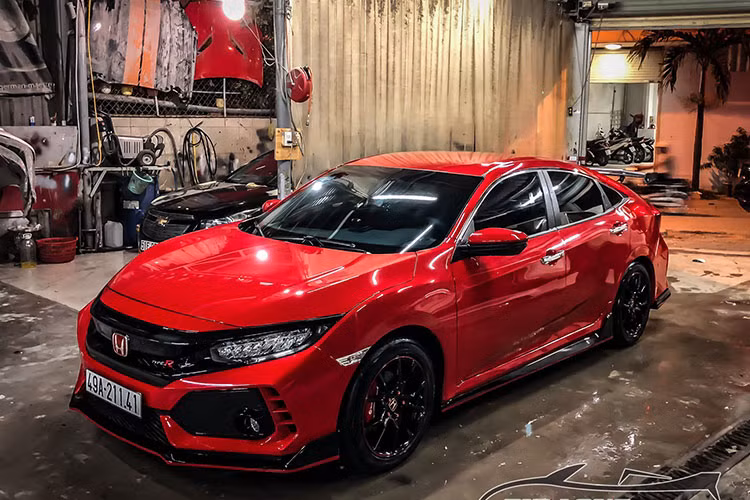 Mẫu xe Honda Civic Turbo đang xuất hiện ngày càng nhiều tại thị trường Việt Nam, đa số chủ nhân là những khách hàng trẻ vốn ưa thích kiểu dáng ấn tượng của mẫu xe này. Tuy nhiên phiên bản tại Việt Nam chưa phải là bản thể thao nhất, đó chính là lý do mà nhiều chủ xe nâng cấp ngoại hình lên bản Honda Civic Type R.