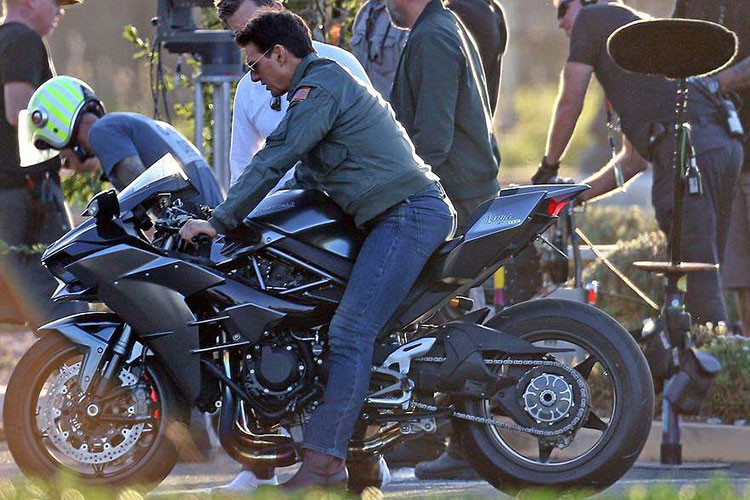 Thương hiệu xe máy Kawasaki sẽ tiếp tục góp mặt trong phần hai với siêu môtô Kawasaki Ninja H2 Carbon, mẫu môtô mới nhất của hãng xe Nhật Bản có khả năng đạt vận tốc tối đa 336 km/h, là mẫu môtô thương mại có vận tốc lớn nhất hiện nay.