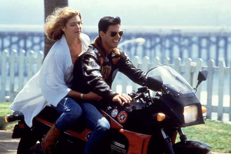 Vào thời điểm Top Gun ra màn ảnh rộng vào năm 1986, Tom Cruise mới chỉ 24 tuổi. Trong phần 1 của Top Gun 1986, Pete Mitchell do nam tài tử này thủ vai, đã có một số cảnh ấn tượng với chiếc xe môtô Kawasaki GPZ900R, đây cũng là chiếc xe nhanh nhất vào thời điểm đó. 