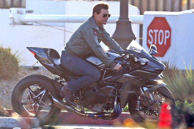 Top Gun phần 1 năm 1986 dù có kinh phí chỉ 15 triệu USD nhưng lại thu về khổng lồ là 356 triệu USD, trở thành bộ phim có doanh thu lớn nhất trong năm đó. Trong phần 2 này, Tom Cruise sẽ tiếp tục vào vai "Maverick" hiện đã lớn tuổi và là sĩ quan hướng dẫn bay của chương trình Top Gun. Dự kiến phim sẽ chính thức được công chiếu vào 26/6/2020.